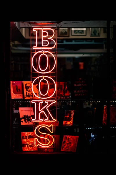 在纽约市曼哈顿的西村 晚上的书店霓虹灯标志 — 图库照片