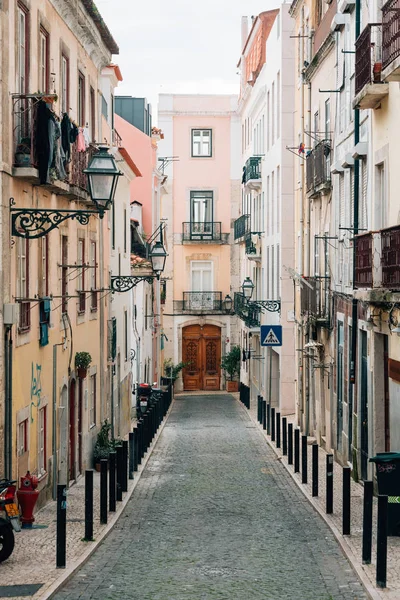 Eine Schmale Bunte Straße Bairro Alto Lisbon Portugal — Stockfoto