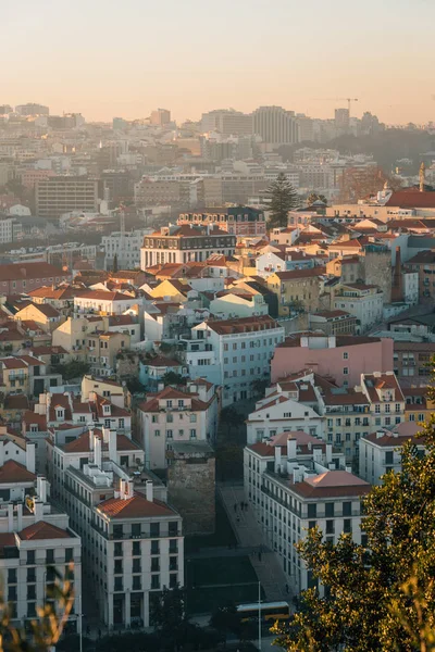 从葡萄牙里斯本圣豪尔赫城堡到罗西奥的日落美景 — 图库照片