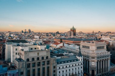 Madrid, İspanya, gece, Circulo de Bellas Artes çatı üzerinden Gran Via boyunca binaların görünümü