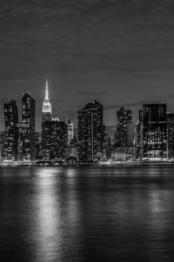 Long Island City, New York City'e Midtown Manhattan siluetinin manzarasına