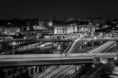 Görünüm Penn İstasyonu ve Jones düşüyor Expressway, gece, şehir merkezinde Baltimore, Maryland.