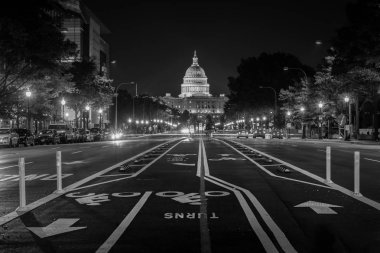 Bisiklet yolları Pennsylvania Avenue ve gece, Washington, Dc, ABD Capitol.