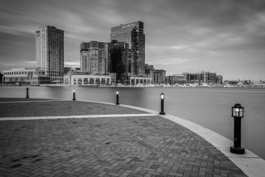 Harbor Doğu, iç liman, baltimore, maryland at waterfront gezinti görülen gökdelenlerin uzun pozlama.