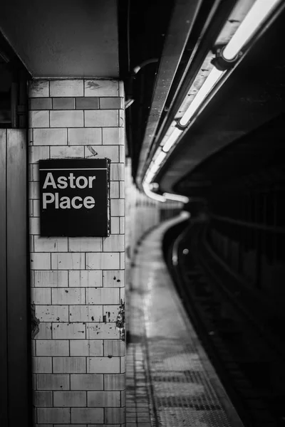 纽约市曼哈顿的 Astor Place 地铁站 — 图库照片