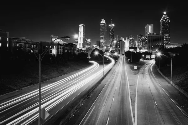 Κυκλοφορία Parkway Ελευθερία Και Στον Ορίζοντα Του Ατλάντα Νύχτα Φαίνεται — Φωτογραφία Αρχείου