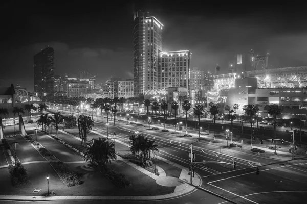观港驱动器与摩天大楼的但到了晚上 San Diego 加利福尼亚州 — 图库照片