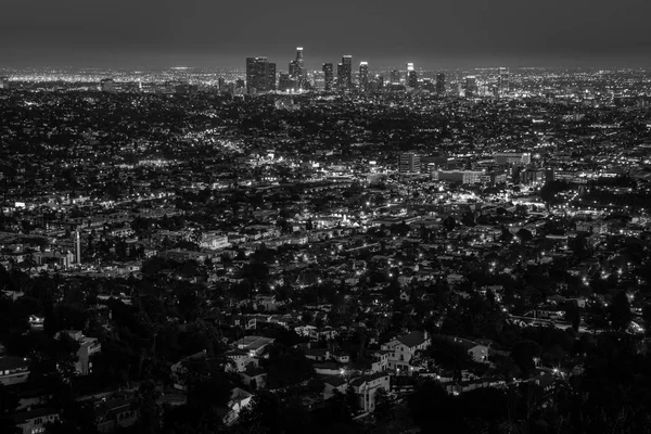 市中心洛杉矶夜景 从在格里菲斯公园 美国加利福尼亚州洛杉矶格里菲斯天文台的视图 — 图库照片