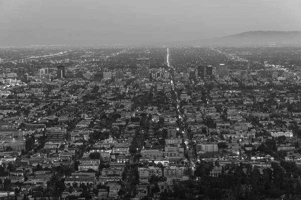 从加州洛杉矶格里菲斯公园的格里菲斯天文台看洛杉矶 — 图库照片