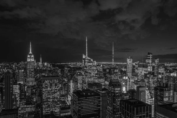 ニューヨーク市では夜 エンパイア ステート ビルディングとマンハッタンのミッドタウンのスカイライン — ストック写真