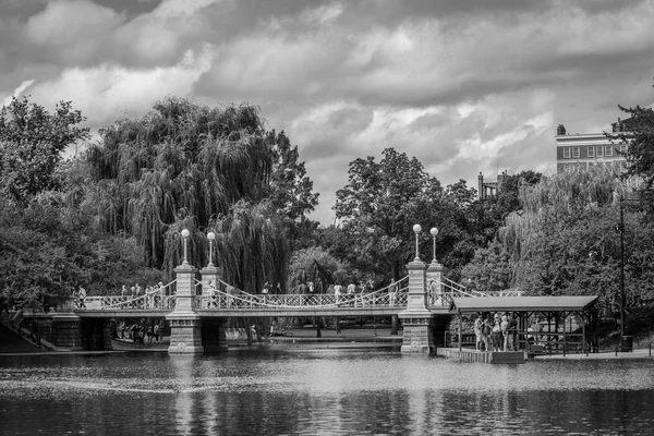 Puente Sobre Lago Jardín Público Boston Massachusetts —  Fotos de Stock