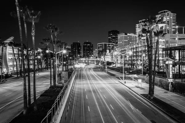 Długich Ekspozycji Ruchu Linii Brzegowej Jazdy Nocy Long Beach Kalifornia — Zdjęcie stockowe