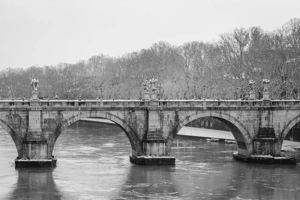 Ponte Sant Angelo Tevere Nella Neve Roma — Foto Stock