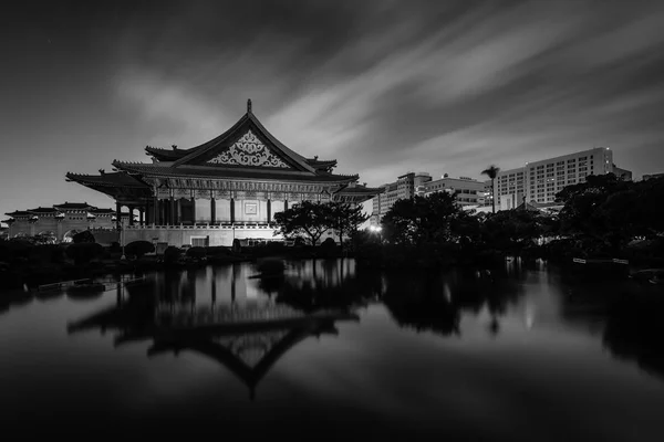 Narodowej Sali Koncertowej Oraz Staw Nocy Tajwanie Demokracji Memorial Park — Zdjęcie stockowe