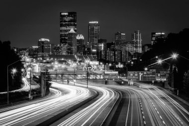 Pittsburgh manzarası ve Pittsburgh, Pennsylvania, gece, I-279.