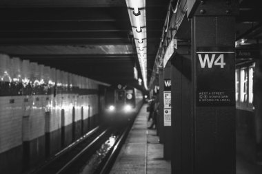 Manhattan, New York City West 4 Street Metro istasyonunda platformu yaklaşan bir tren
