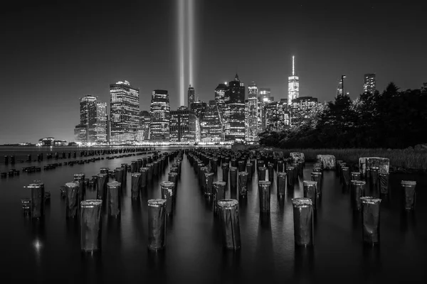 Pier Pålverk Och Hyllningen Ljus Över Manhattan Skyline Natten Sett — Stockfoto