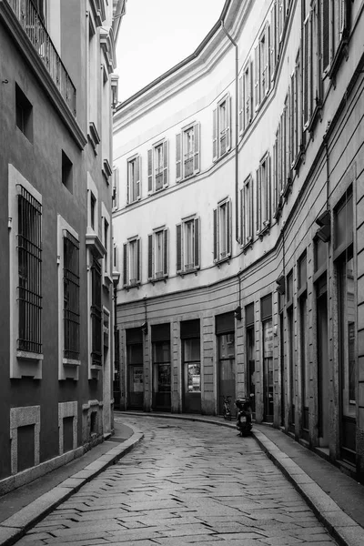 Узкая Улица Милана Италия — стоковое фото