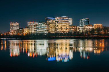 Arlington, Virginia'da Georgetown, Washington, DC'den Rosslyn manzarası, gece görünümü