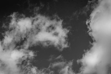 Mavi gökyüzündeki bulutlar