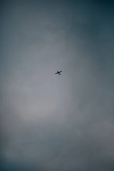 Ett Flygplan Mörk Himmel — Stockfoto