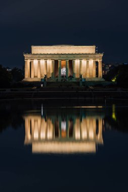 Lincoln Anıtı ve yansıtan havuzda gece, Ulusal Mall Washington, Dc