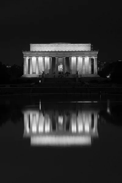 リンカーン記念館とワシントン のナショナル モールで夜 リフレクティング プール — ストック写真