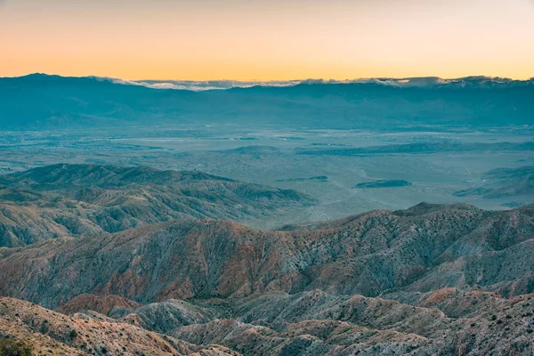 Naplementét kilátás nyílik a hegyekre, a sivatagban, a kulcsok, Joshua — Stock Fotó