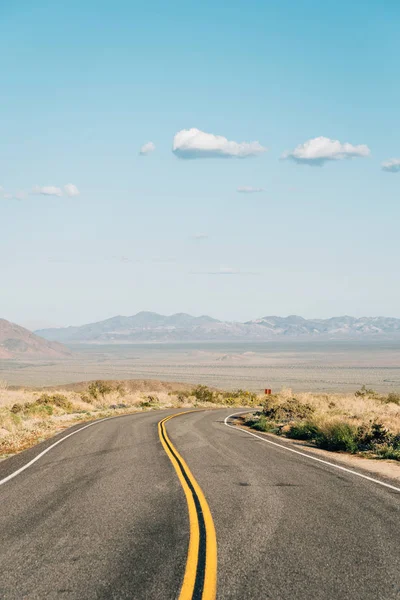 Route dans le désert, dans le parc national Joshua Tree, Californie — Photo