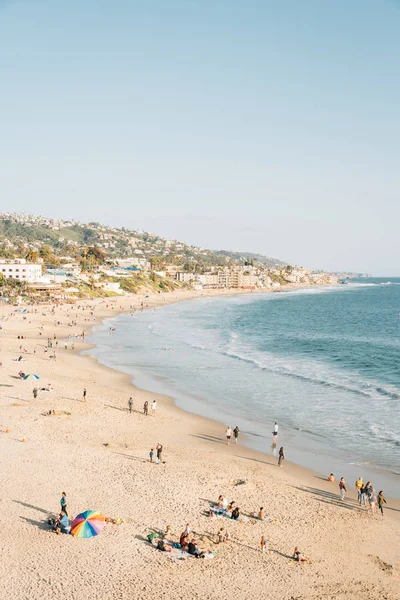 View of the beach and hills from Heisler Park, in Laguna Beach, — Stock Photo, Image