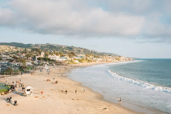 Pohled na pláž a kopce z hrad Zvíkov, v Laguna Beach, — Stock fotografie
