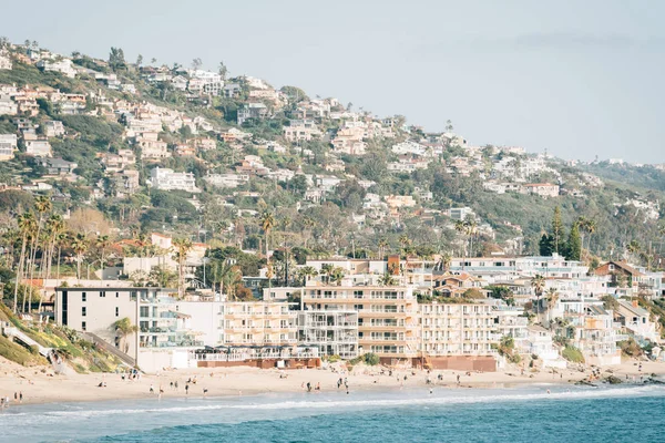 View of the beach and hills from Heisler Park, in Laguna Beach, — Stock Photo, Image