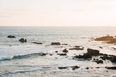 Kayalar ve Laguna Beach Pasifik Okyanusu'nda, günbatımı, dalgalar,