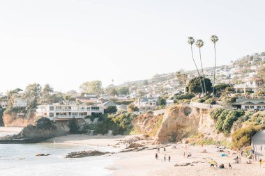 Plaj ve kayalıklarla Heisler Park, Laguna Beach, Orang görünümü