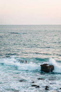 Dalgalar ve kayalar Pasifik Okyanusu'nda, Laguna Beach, turuncu Co