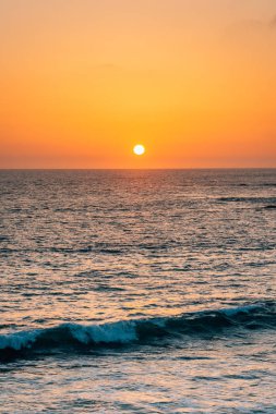 Günbatımı büyük okyanus Laguna Beach, Orange County, CA