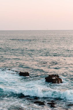 Dalgalar ve kayalar Pasifik Okyanusu'nda, Laguna Beach, turuncu Co
