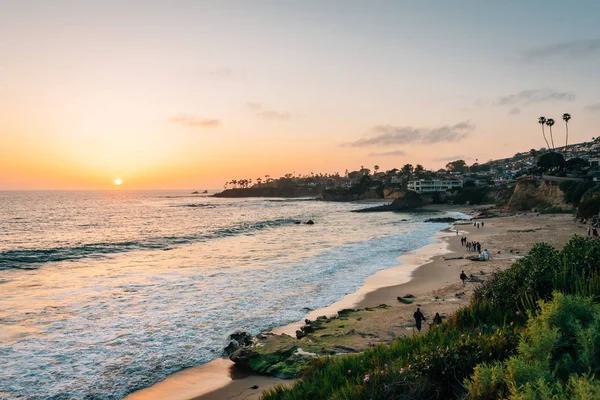 View of beach and cliffs at sunset, from Heisler Park, in Laguna — Stock Photo, Image