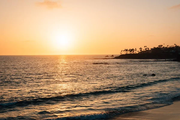 Pôr do sol sobre o Oceano Pacífico em Laguna Beach, Orange County, Ca — Fotografia de Stock