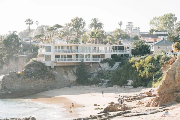 Vista de la playa y acantilados en Heisler Park, en Laguna Beach, Orang —  Fotos de Stock