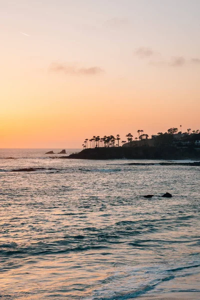 Klify i fale na Oceanie Spokojnym o zachodzie słońca, w Laguna Beach — Zdjęcie stockowe