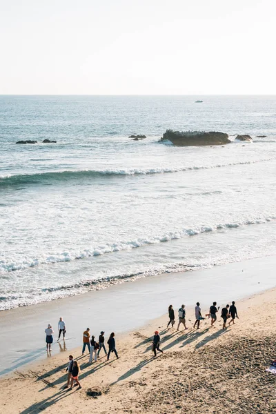 People walking on the beach in Laguna Beach, Orange County, Cali — Stock Photo, Image