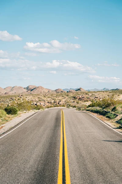Straße in der Wüste, im Joschua-Baum-Nationalpark, Kalifornien — Stockfoto