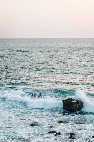 Хвилі і скелі в Тихому океані, в Лагуна Біч, помаранчевий Co — стокове фото