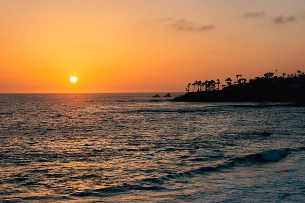 라 구나 비치, 오렌지 카운티, 캘리포니아에 있는 태평양 바다 위에 석양 — 스톡 사진