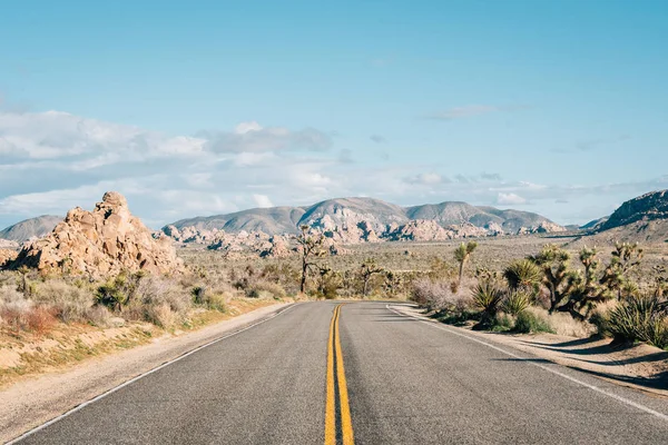 Route dans le désert, dans le parc national Joshua Tree, Californie — Photo