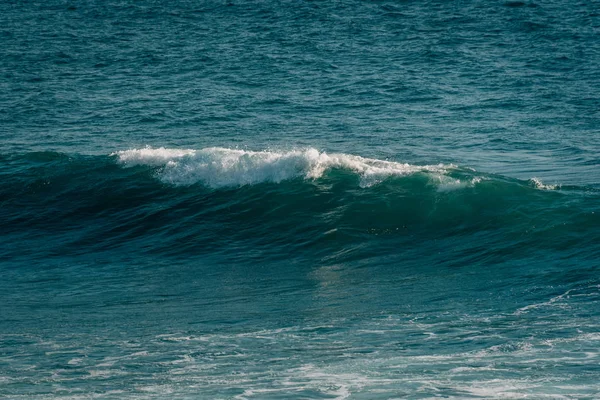 Olas en el Océano Pacífico, en Laguna Beach, Condado de Orange, Cali — Foto de Stock