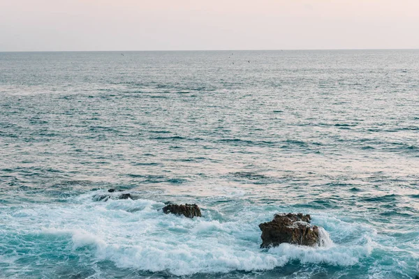 Хвилі і скелі в Тихому океані, в Лагуна Біч, помаранчевий Co — стокове фото