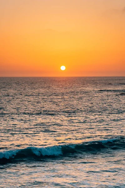 Puesta de sol sobre el Océano Pacífico en Laguna Beach, Condado de Orange, Ca —  Fotos de Stock