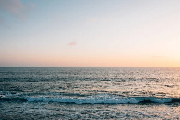 Olas en el Océano Pacífico al atardecer, en Laguna Beach, Orange Co — Foto de Stock